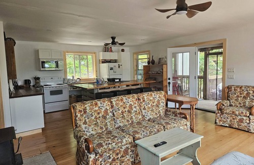 The Archipelago Cottage | R & R Retreat on Five Mile Bay - Only 9 minutes from Parry Sound.