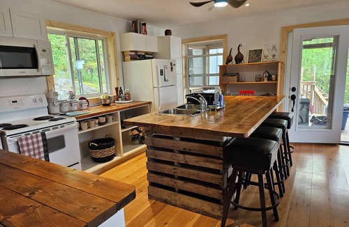 The Archipelago Cottage | R & R Retreat on Five Mile Bay - Only 9 minutes from Parry Sound.