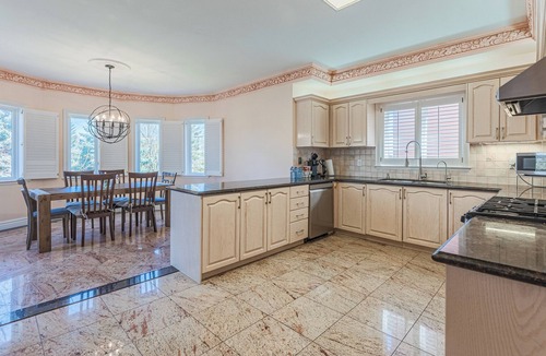 Richmond Hill House | Rare Find! Spacious & Bright 3BR/3.5BA Home | Parking 4+ Cars | Near Hwy & GO