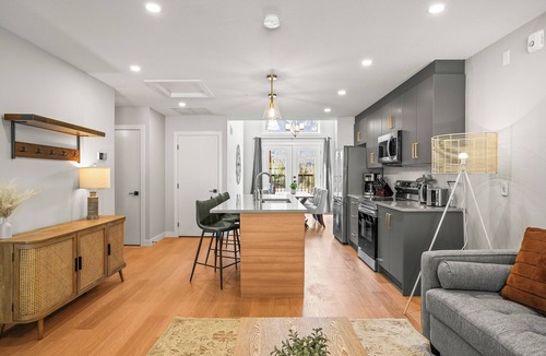 Harvie Heights House | RARE! New 4 Bedroom/4 Bathroom Townhouse with Stunning Mountain Views-SLEEPS 12!
