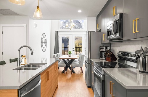 Harvie Heights House | RARE! New 4 Bedroom/4 Bathroom Townhouse with Stunning Mountain Views-SLEEPS 12!