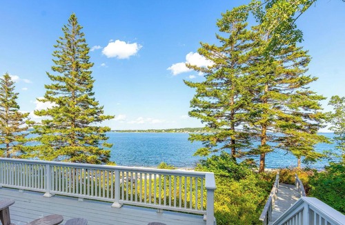 Southport House | Raven Haven: A luxurious 6-bedroom waterfront retreat in stunning Southport, ME.