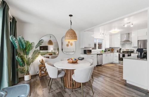 Southeast Edmonton House | Ravine – Central 5BR Home Near Whyte Ave