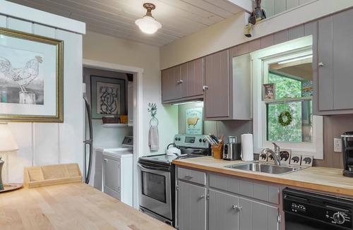 Mirror Lake House | Red Rooster: Pet-Friendly Cottage in Mirror Lake w/2 Fire Pits & Fenced Yard