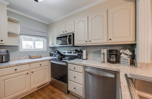 Seneca House | Relax and get Cozy on Keowee with a sandy beach & lake access in 2 bd townhome.