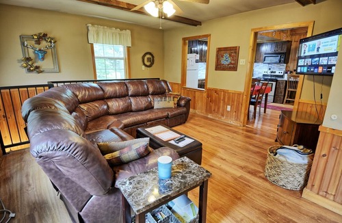 Fleetwood Cabin | Relax at Manna Cabin in Fleetwood, NC - a cozy 3-bedroom retreat for 6!