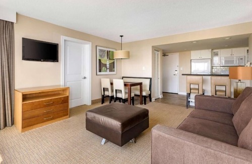 Northeast Virginia Beach Hotel | Relax by the Ocean | 4 Suites with Full Kitchen, Outdoor Pool & Great Views