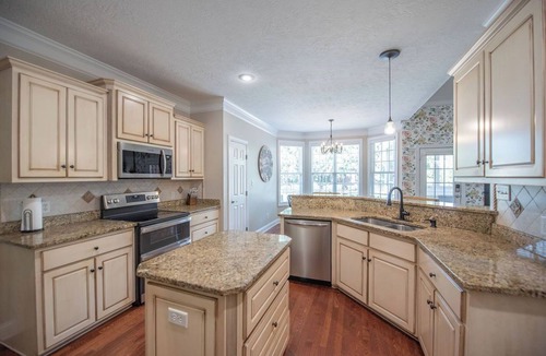 Evans House | Relax, Recharge & Make Memories - Luxury Evans 6 Bedroom Getaway