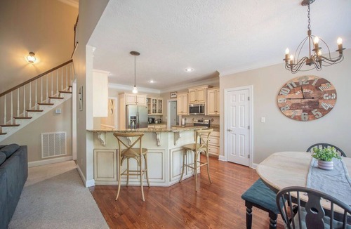 Evans House | Relax, Recharge & Make Memories - Luxury Evans 6 Bedroom Getaway