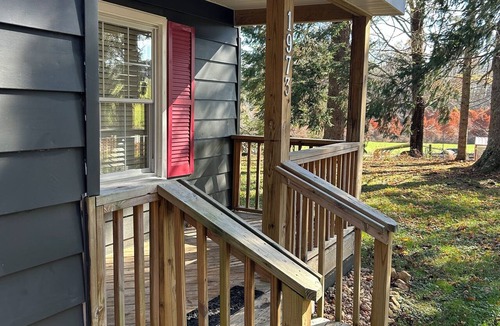 Old Town House | Relaxing 3/2 House Family Friendly & Pet Friendly with huge picnic pavilion