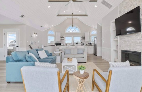 Waves House | Relaxing Oceanfront Retreat | Pool with Optional Heater, Hot Tub + Sleeps 14