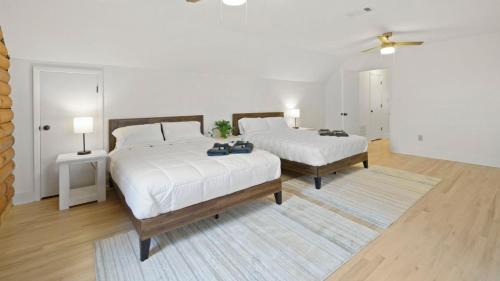 Charlotte House | Renovated 5BR/3BA Cabin w/Rec Room