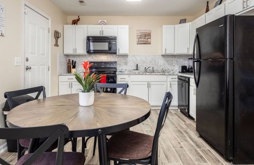 Paw Creek House | Renovated CLT Home Great for Couples | Friends| Families + Kids | Solo Travelers