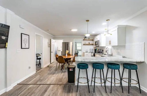 East Durham House | renovated house close to Dtown Durham w king bed