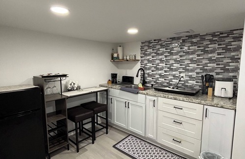 Taylors Apartment | Renovated Private Studio in Greer – Parking, Near Airport & BMW, Prime Location.