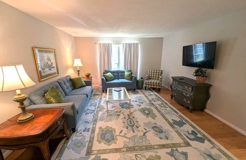 Forest Acres Apartment | Retro Chic Forest Acres Condo