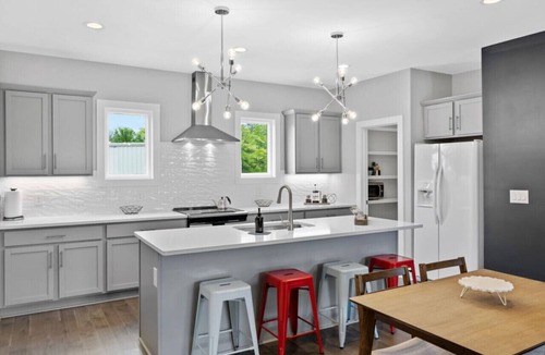 Katie Hill Neighborhood Villa | Rhythm and View - Broadway, Groups, Secure Garage