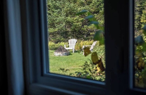 Saint-Raymond Cabin | River Access Chalet: Hot Tub, Kayak & Firepit