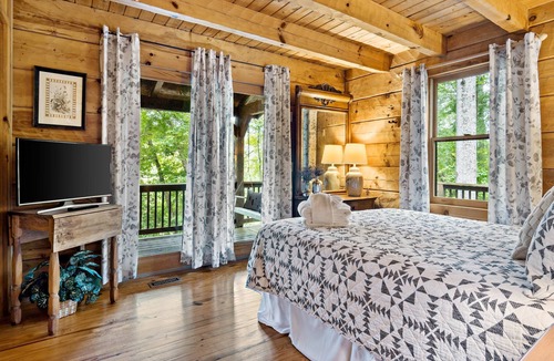 Arden House | River Retreat Cabin | Pet Friendly, Fire Pit, River View & 10 min. to Tubing!