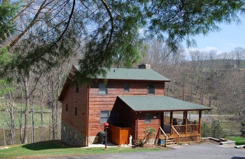 Crumpler House | River Rock Ridge - Upscale Cabin, Riverfront, Firepit, Covered Porch,WIFI, Small Dog Friendly
