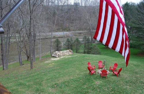 Crumpler House | River Rock Ridge - Upscale Cabin, Riverfront, Firepit, Covered Porch,WIFI, Small Dog Friendly