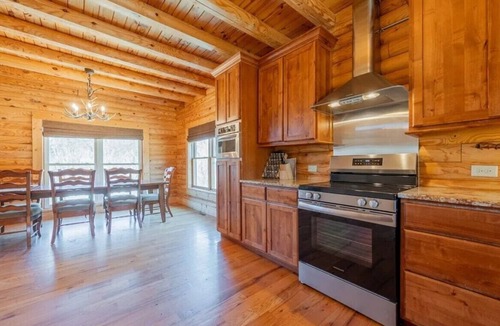 Allisonia House | River Trail Lodge-Guest Fav Log Home-Retreat with Fire Pit & Game Room-Pets :]