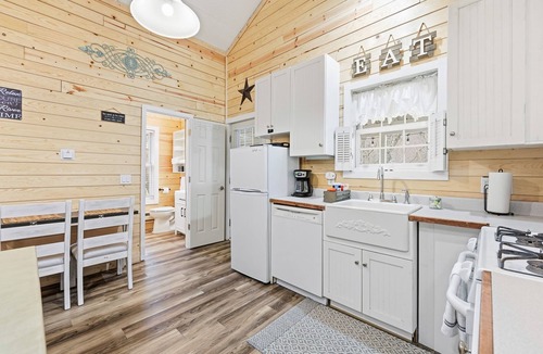 Altamont House | Riverfront Cottage/Fish Camp Getaway