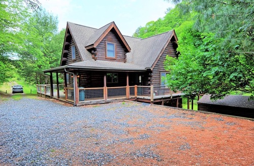 Warrensville Cabin | Riverside at Eagle Ridge-River Front Cabin w/Hot Tub, Pool Table, Fire Pit, AC