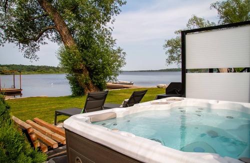Trent Hills House | Riverside Cabin 1 Feel like royalty in this riverside retreat.