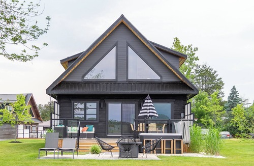 Trent Hills House | Riverside Cabin 3 A modern relaxed getaway