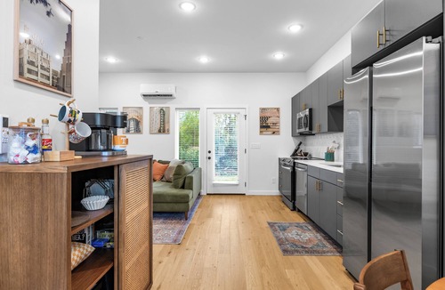 Knoxville House | Rocky Top Rowhouse : Modern Townhouse - Sleeps 4! Walk to Neyland & DT Knox!