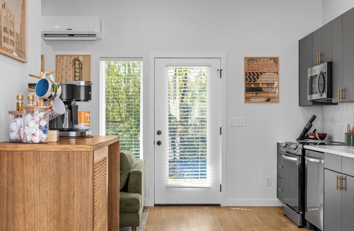 Knoxville House | Rocky Top Rowhouse : Modern Townhouse - Sleeps 4! Walk to Neyland & DT Knox!