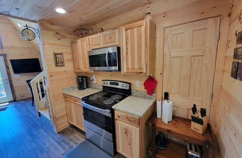 Whittier Cabin | Romance & Relaxation w Hot Tub, Robes, Firepit.