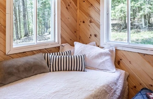 Lakeview Ski Chalet | Romantic cottage w/fire pit in the woods close to great hiking trails