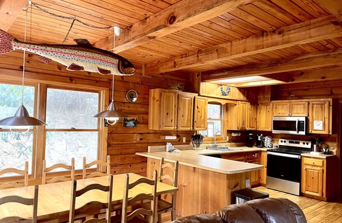 Topton Cabin | Romantic,Cozy Log Cabin, Hot Tub, WiFi, pool table