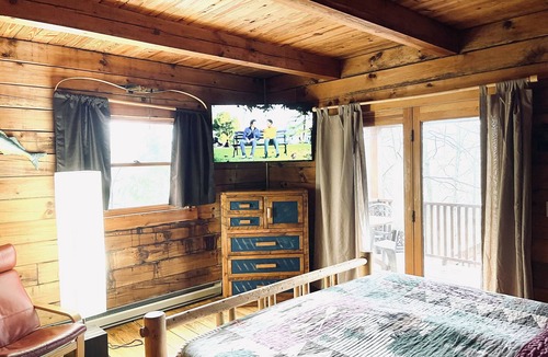 Topton Cabin | Romantic,Cozy Log Cabin, Hot Tub, WiFi, pool table