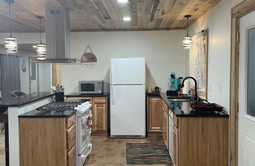 Cherokee House | Romantic Getaway, Soaking Tub, 2 King Beds, Hot Tub, Motorcycle Accessible