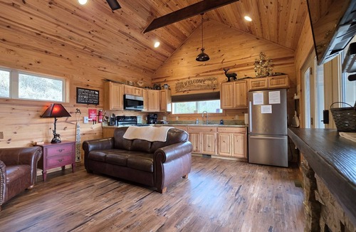 Whittier Cabin | Romantic Getaway starts here! Views, Hot Tub&Robes