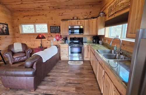 Whittier Cabin | Romantic Getaway starts here! Views, Hot Tub&Robes
