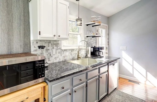 Millers Creek House | Romantic Getaway w/Mtn views, private pond, 10 acres, surrounded by woods. New!