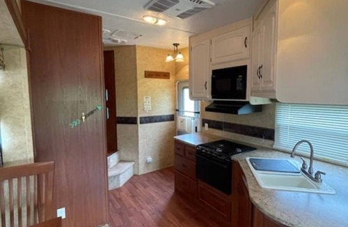 Peletier House | Romantic tiny getaway. Luxury RV, 3 miles to beach. 20 miles to Lejeune and Cherry Point
