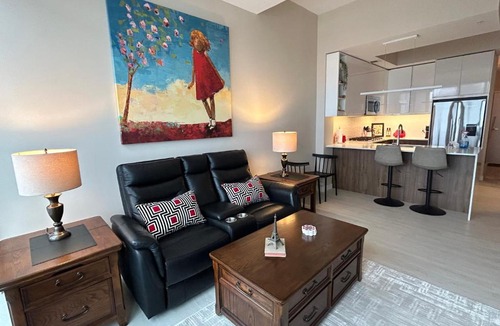 Kensington Apartment | Rooftop Terrace, Air Conditioning, Sunnyside King Bed, Parking, Kensington C-Train, Top Property
