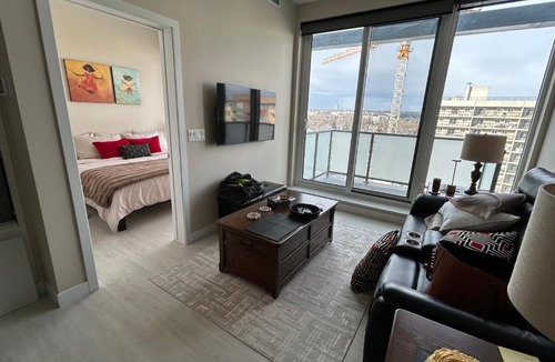 Kensington Apartment | Rooftop Terrace, Air Conditioning, Sunnyside King Bed, Parking, Kensington C-Train, Top Property