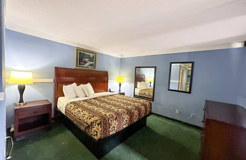 Ridgeway Hotel | Room Near Sunset Park w/Seasonal Outdoor Pool – Affordable & Convenient Stay