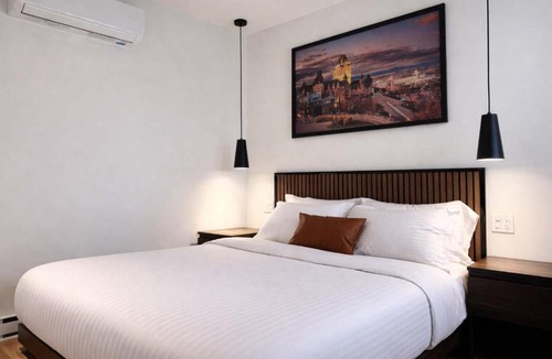 La Cite-Limoilou Hotel | Room with 1 Queen Bed Downtown Quebec City