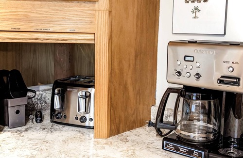 Weaverville House | Rustic Pet‑Friendly Cabin Hot Tub Sleeps 10 Walk to JuneBug Venue