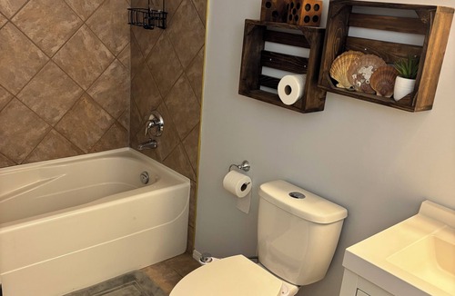 Salmon Arm House | Salmon Arm (Shuswap) Comfortable 2 Bedroom in town, 5 mins to the beach!