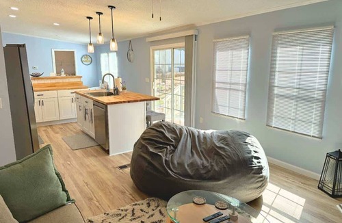 Prosperity House | Saluda Lake Escape Su
