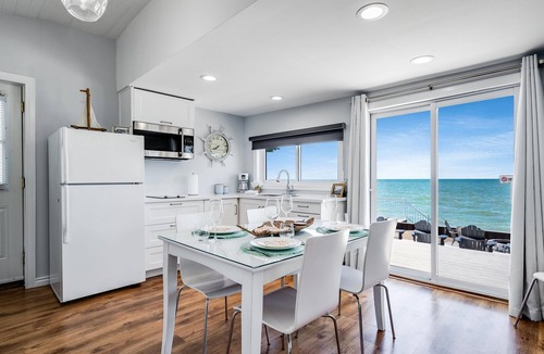 Leamington House | Sandy Beach w/Lake Access | 2BR Near Point Pelee
