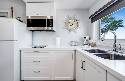 Leamington House | Sandy Beach w/Lake Access | 2BR Near Point Pelee